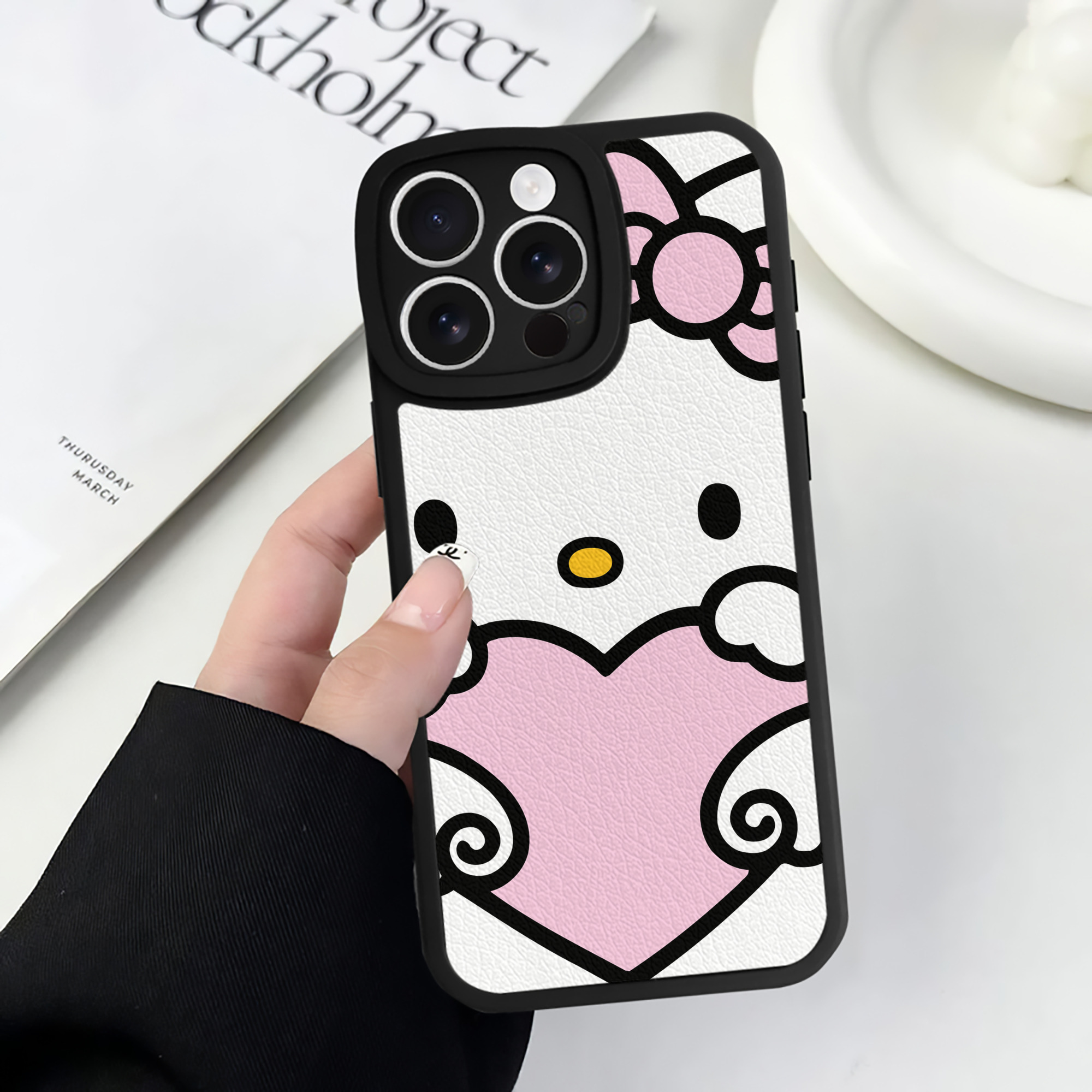 （画像用） Hello Kitty ハローキティ 【iPhone 16シリーズ対応】シリコンスマホケース（レザー調） 材質：シリコン